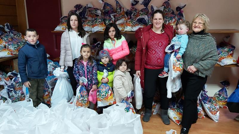 Neka se svako dete raduje Božiću: Podeljeno preko 2.000 paketića 3 paketici4