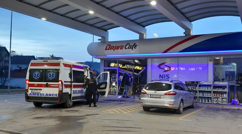 Automobilom uleteo u benzinsku stanicu 2 GORNJI MILANOVAC PUMPA 03022020 MNA ALEKSANDAR MISKOVIC 01