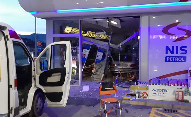 Automobilom uleteo u benzinsku stanicu 1 GORNJI MILANOVAC PUMPA 03022020 MNA ALEKSANDAR MISKOVIC 02