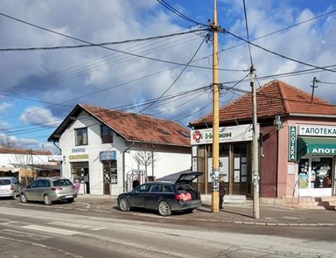 Pešaci proterani sa trotoara, policije nema 2 parkiranje1