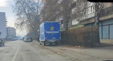 Pešaci proterani sa trotoara, policije nema 3 parkiranje2