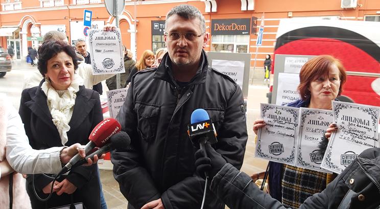 Pijaca i trgovina ispred Skupštine grada, pokazane diplome funkcionera 10 savez8