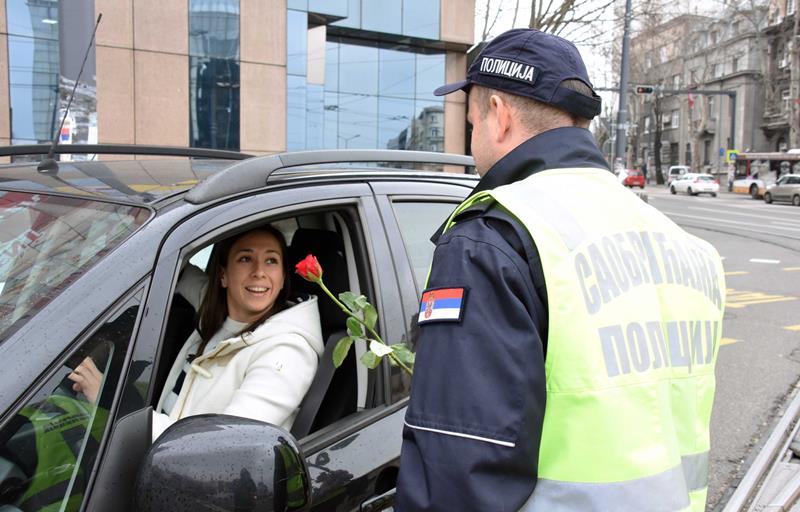 BEOGRAD POLICIJA CVECE DAME 08032020 MNA MUP 01 scaled 1