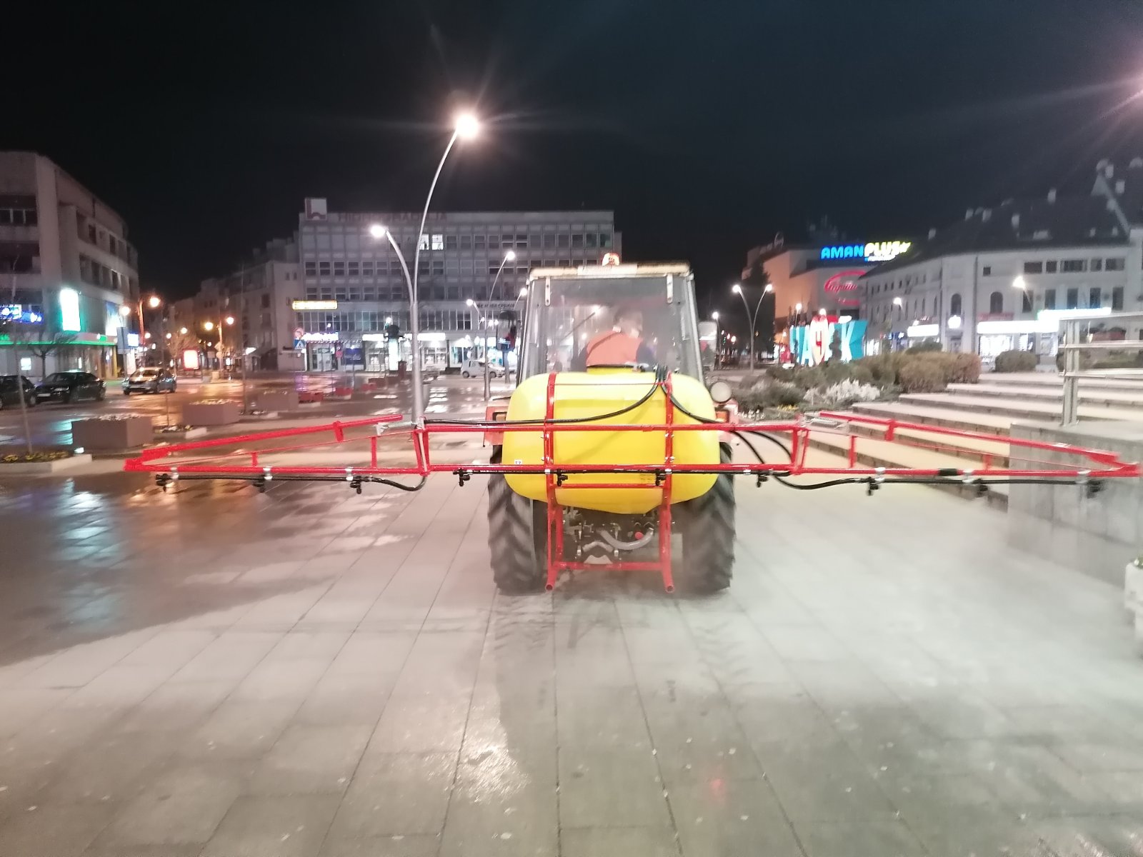 Radnici JKP “Komunalac” dezinfikovali bolnički krug i gradske ulice 5 CACAK BOLNICA DEZINFEKCIJA 20032020 MNA MILOS LUKIC 05a