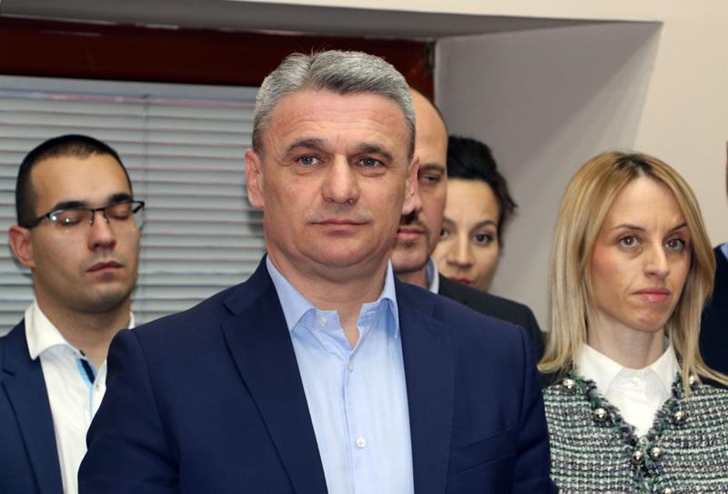 CACAK IZBORI SNS PREDAJA LISTE 06032020 MNA MILOS LUKIC 02 scaled 1