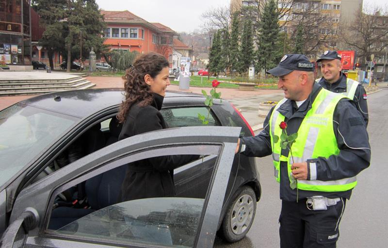 SRBIJA POLICIJA CVECE DAME 08032020 MNA MUP 01