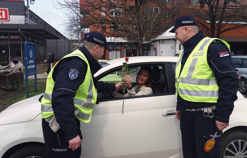 Policajci delili ruže tokom redovne kontrole saobraćaja 3 SRBIJA POLICIJA CVECE DAME 08032020 MNA MUP 04 scaled 1
