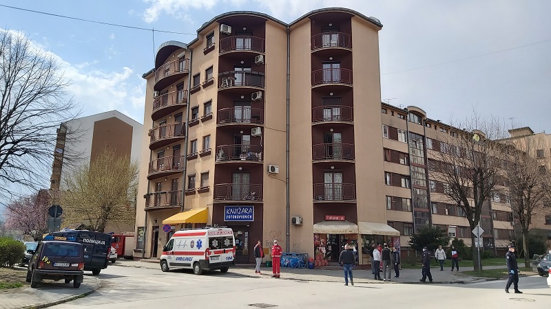 Muškarac preti da će da skoči sa zgrade, sumnja da je zaražen koronom 3 nemanjina1