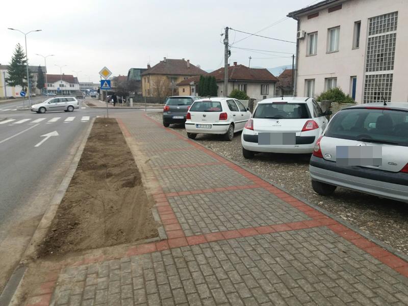 Posađene biljke uništili automobili 1 parkrianje