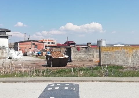 Prepuni kontejneri, širi se nesnosan smrad kod bolnice 2 kontejneri1