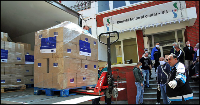 01 Distribution packages to Roma families in Nis