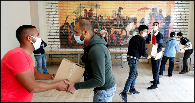 Podrška EU za romske porodice 2 04 Distribution packages to Roma families in Nis