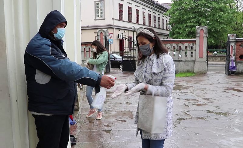 Sečenje slavskog kolača pod posebnim merama 1 CACAK CRKVA DJURDJEVDAN DEZINFEKCIJA06052020 MNA MILOS LUKIC