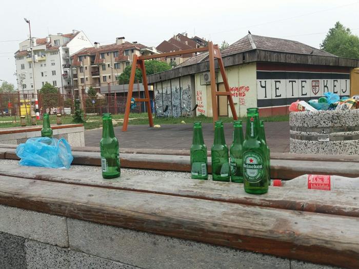 Svakog vikenda, dečje igralište puno smeća (FOTO) 1 igraliste1