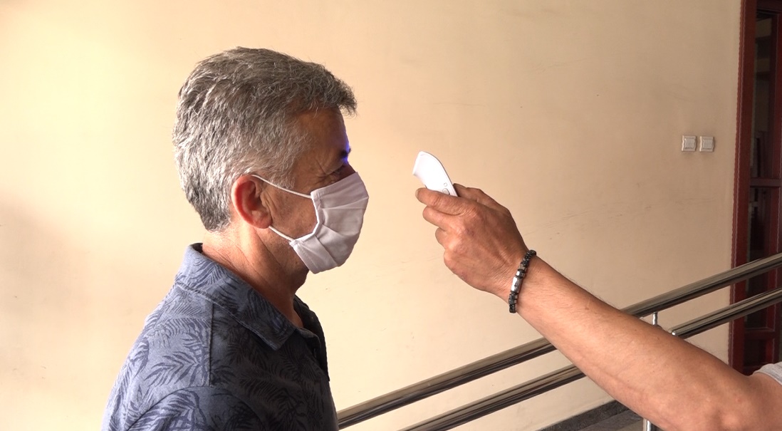 U opštinu ne može bez maske i rukavica 2 temperatura