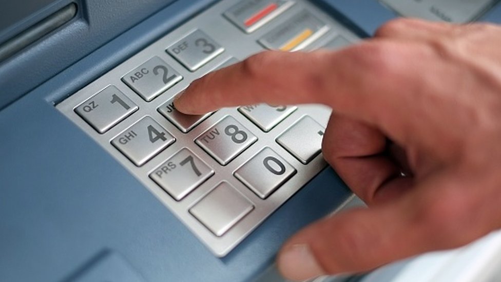 Korona virus, krediti i rate: Koliki će vam zajam biti posle pauze 4 bankomat