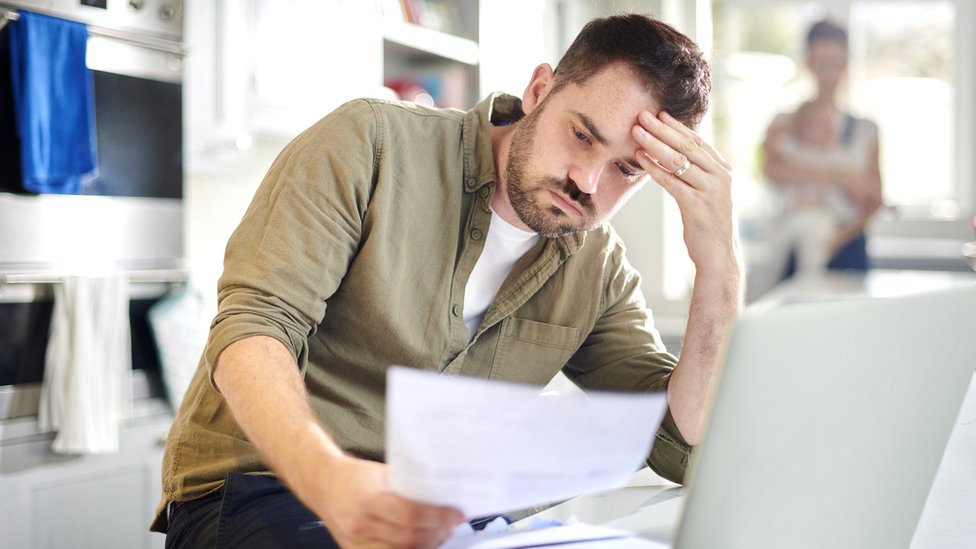 Korona virus, krediti i rate: Koliki će vam zajam biti posle pauze 1 Young family struggles with debt