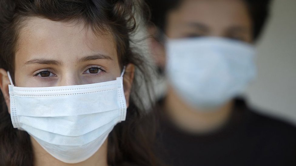 Korona virus: U Srbiji preminula jedna osoba, u Brazilu za jedan dan skoro 35.000 novih slučajeva zaraze 1 dete s maskom