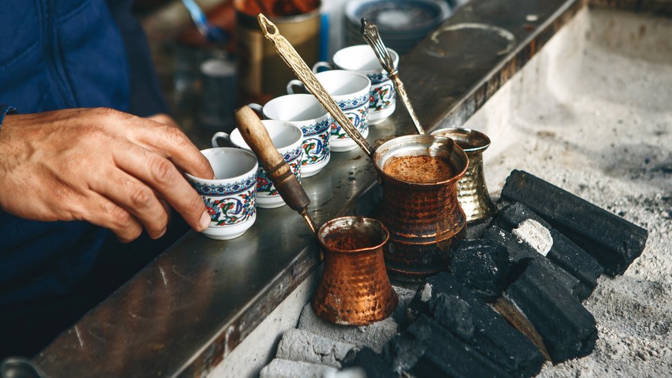 Čovek pravi tursku kafu u Istanbulu