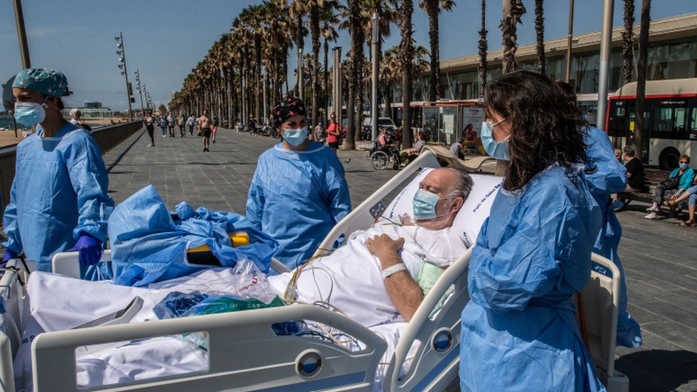 Doctors in Barcelona take coronavirus patients to the beach