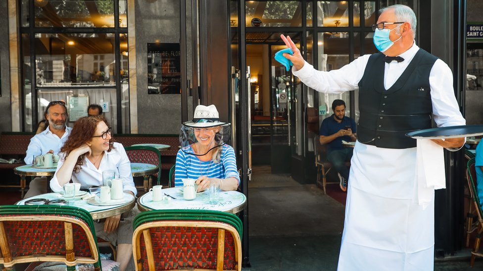 Korona virus: U Srbiji još 71 slučaj zaraze, u Americi ukupno više od dva miliona 2 A waiter gestures towards customers in Paris