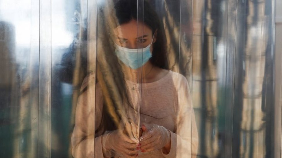 Korona virus: Matematika čeka maturante, 650 zaraženih u nemačkoj klanici, sve gore u Latinskoj Americi 2 Žena sa maskom