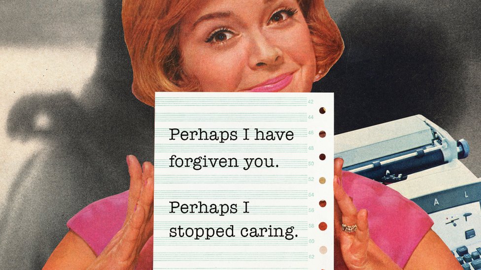 Korona virus i ljubav: Neočekivano izvinjenje bivšeg dečka tokom izolacije 1 woman holding a piece of paper with the words 'Perhaps I have forgiven you, perhaps I stopped caring'