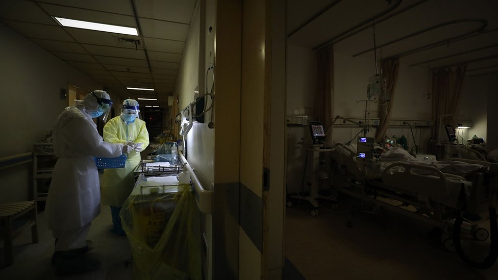 Korona virus: Anatomija pandemije respiratorne bolesti Kovid-19 2 Lekari u Vuhanu na smeni u kovid bolnici