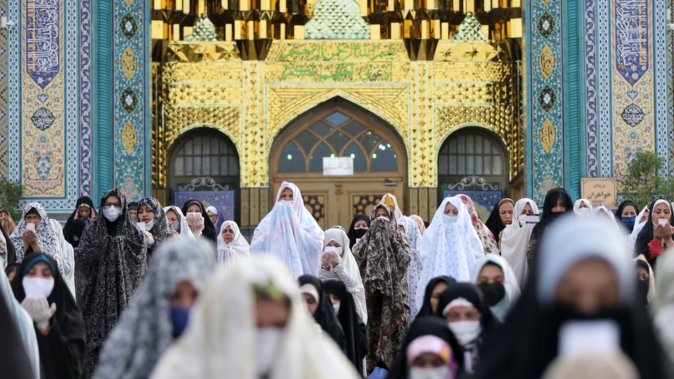 Korona virus: Anatomija pandemije respiratorne bolesti Kovid-19 18 Socially distanced prayers in celebration of Eid al-Fitr in iran