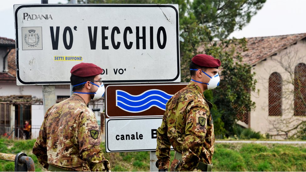 Korona virus: Anatomija pandemije respiratorne bolesti Kovid-19 19 Italijanski vojnici na straži u gradiću Vo