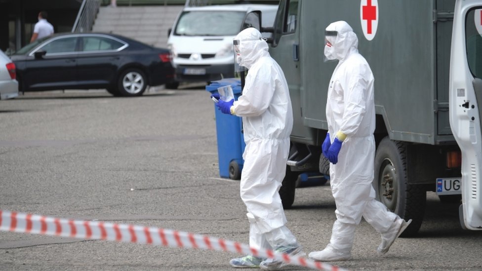 Korona virus: Svetska zdravstvena organizacija upozorava da virus ne posustaje, u Srbiji dozvoljene posete domovima za stare 4 Sampling point to test miners on the coronavirus at the Murcki-Staszic mine in Katowice, 11 May 2020