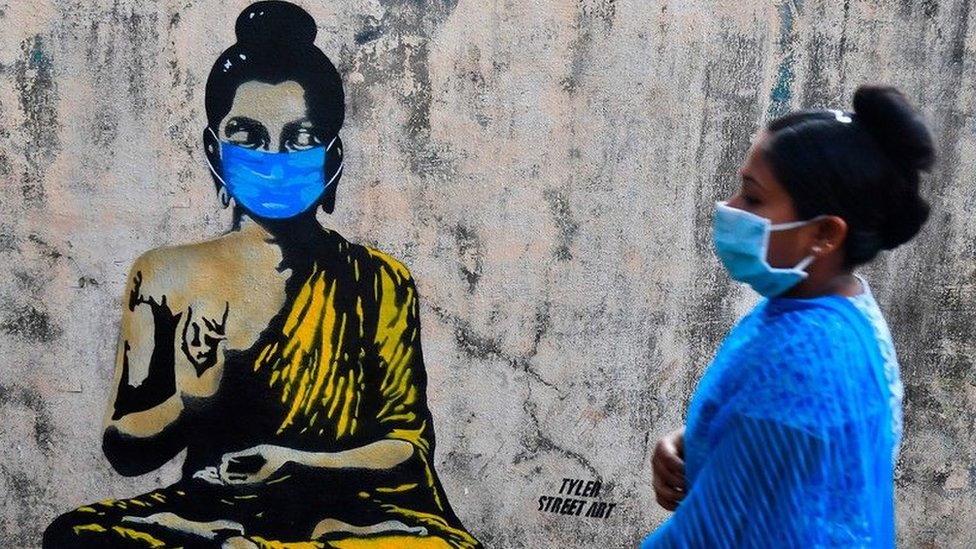 Korona virus: Kako maske za lice utiču na našu komunikaciju 2 žena nosi masku