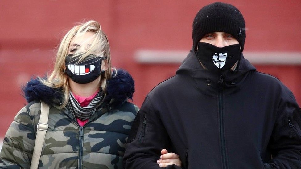 Korona virus: Kako maske za lice utiču na našu komunikaciju 1 par nosi maske