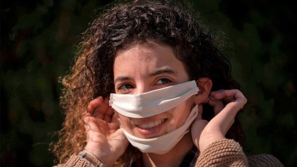 Korona virus: Kako maske za lice utiču na našu komunikaciju 8 žena nosi masku