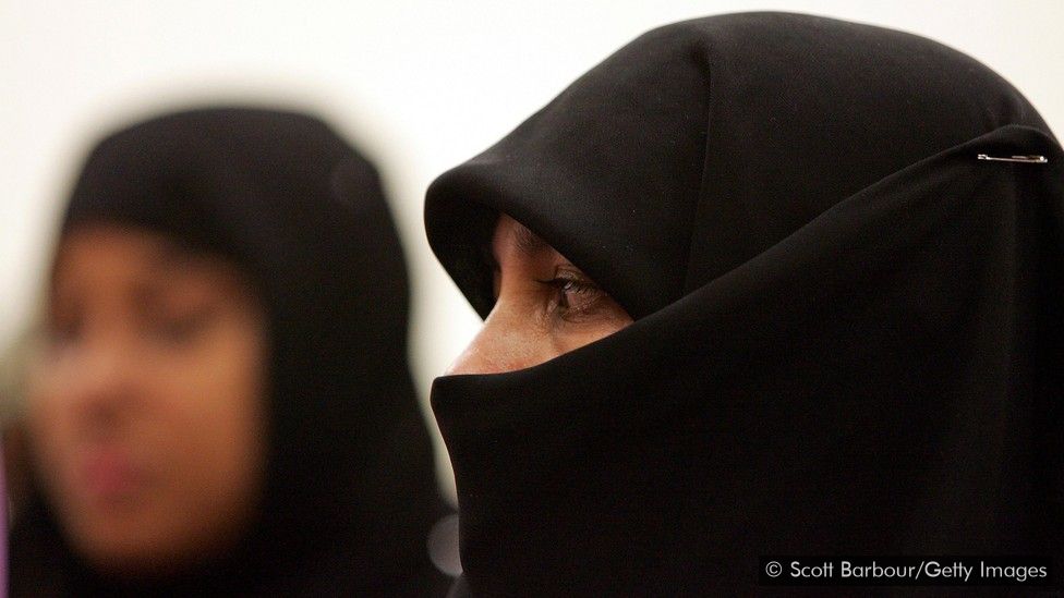 Korona virus: Kako maske za lice utiču na našu komunikaciju 6 Dve žene s velovima