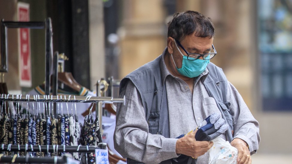 Korona virus: U Srbiji preminula jedna osoba, u Brazilu za jedan dan skoro 35.000 novih slučajeva zaraze 2 An Asian man with a mask in Bradford