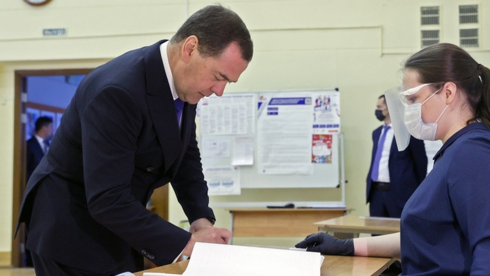 Dmitri Medvedev na glasanju o ustavnim promenama