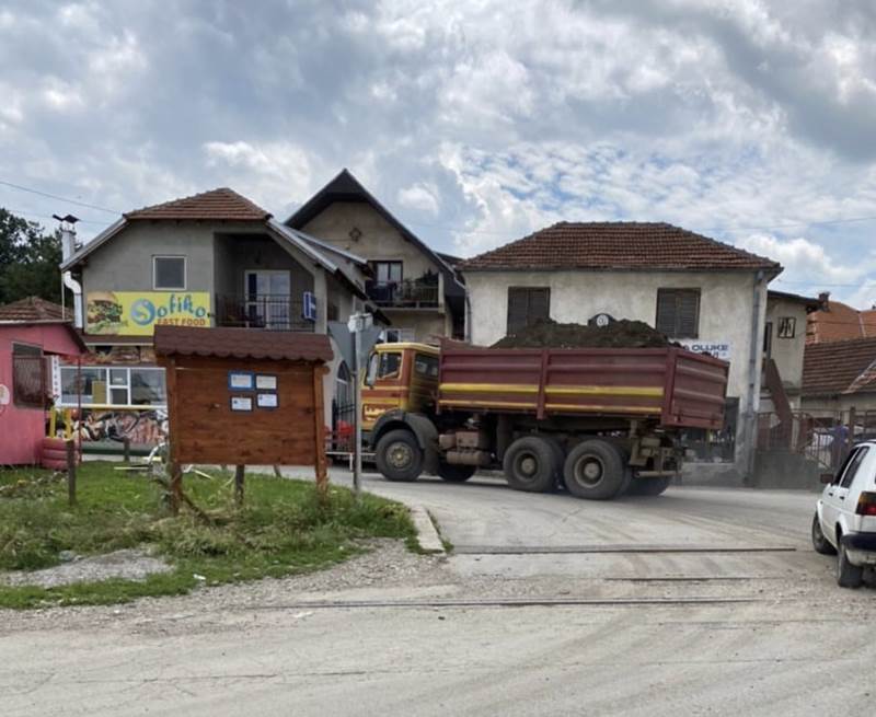Kamioni uništili put, zakoni ne važe za državnog službenika 1 kamioni1