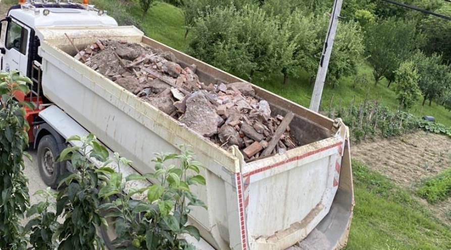 Kamioni uništili put, zakoni ne važe za državnog službenika 3 kamioni2