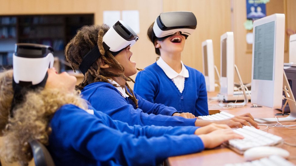 Grupa učenika koristi VR opremu