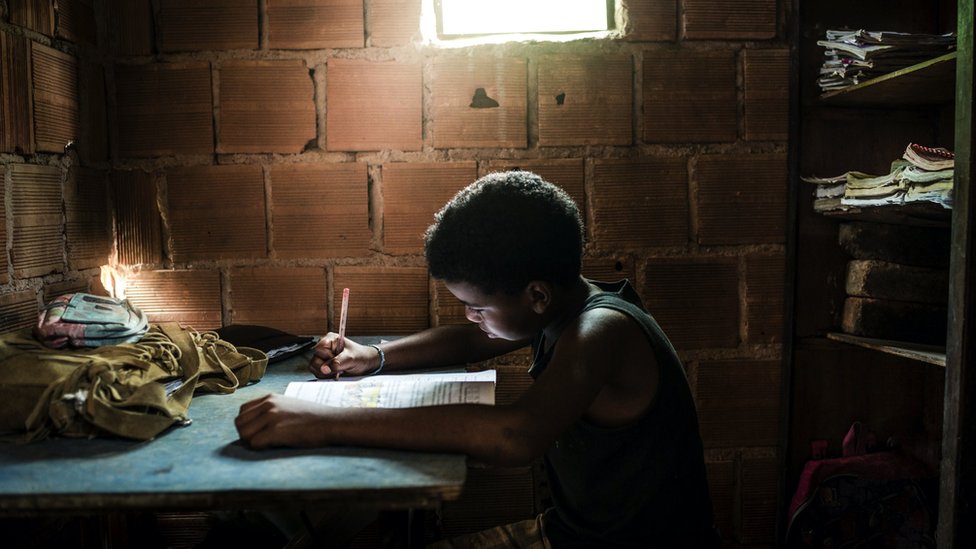 Dečak u Brazilu uči kod kuće