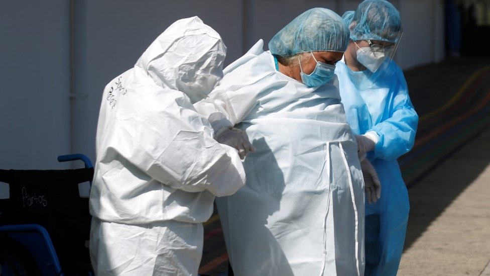 Korona virus: Broj zaraženih u Srbiji raste, Amerikanci prave ogromne zalihe leka remdesivir 5 A woman is discharged from the hospital after surviving the coronavirus disease in Santa Tecla, El Salvador 26 June 2020