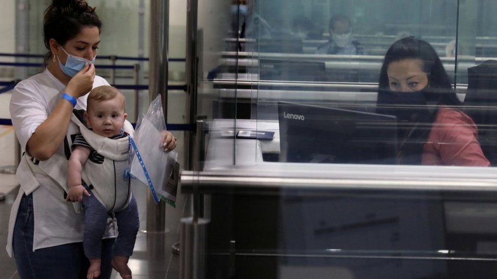 Korona virus: Broj zaraženih u Srbiji raste, Amerikanci prave ogromne zalihe leka remdesivir 7 Passport control at Larnaca airport, Cyprus, file pic