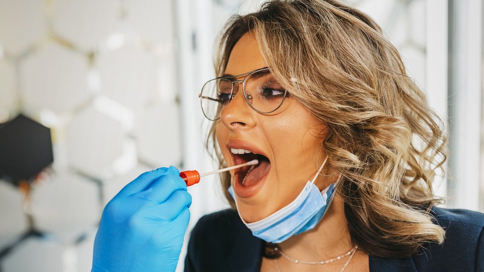 Korona virus: Broj zaraženih u Srbiji raste, Amerikanci prave ogromne zalihe leka remdesivir 6 Woman being swab-tested