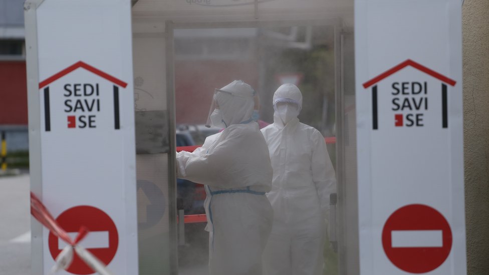 Korona virus: Broj zaraženih u Srbiji raste, Amerikanci prave ogromne zalihe leka remdesivir 2 Medicinski radnici u kombinezonima