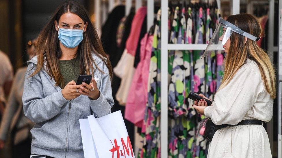 Korona virus: U Srbiji preminulo još 18 ljudi - najgori dan od početka pandemije, raste i broj zaraženih u Hrvatskoj 2 Shopper in Glasgow