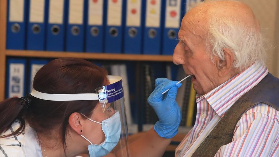 Korona virus: U Srbiji preminulo još osam pacijenata, vanredna situacija u više od 30 gradova i opština, skoro 15 miliona slučajeva u svetu 3 A care home resident is tested for coronavirus