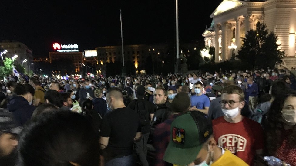Demonstranti su se okupili u znak protesta protiv mera koje je danas najavio predsednik Srbije Aleksandar Vučić, odnosno uvođenja policijskog časa u Beogradu tokom narednog vikenda