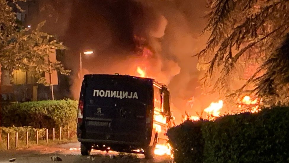 Zapaljeno policijsko vozilo u centru Beograda