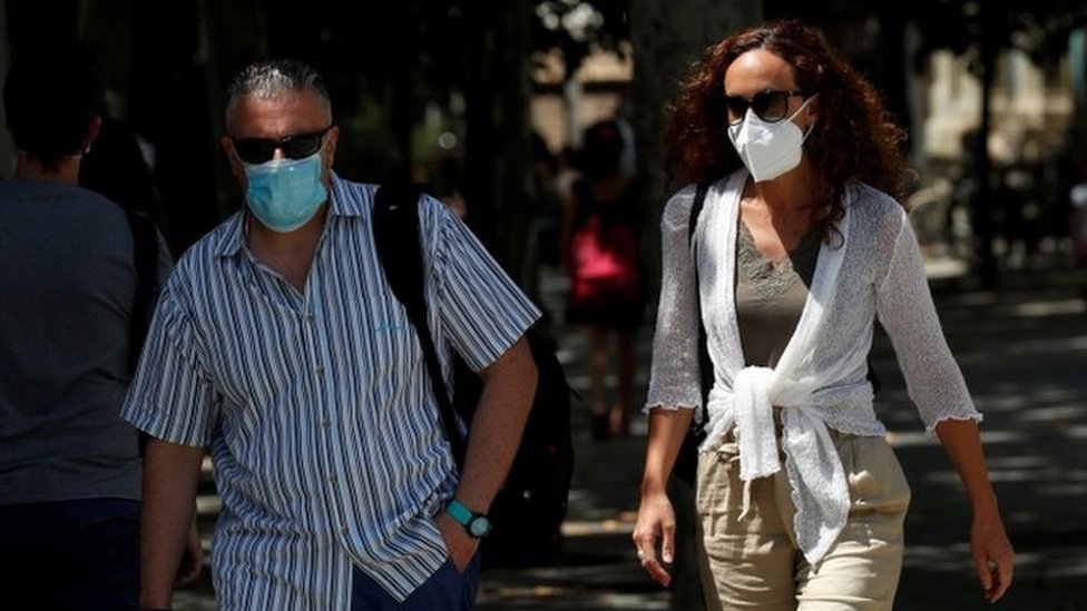 Korona virus: U Srbiji preminulo još 18 ljudi - najgori dan od početka pandemije, raste i broj zaraženih u Hrvatskoj 1 People wearing masks in Catalonia